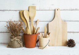 厨房炊事用具及容器属于尼斯分类的哪一类注册商标？